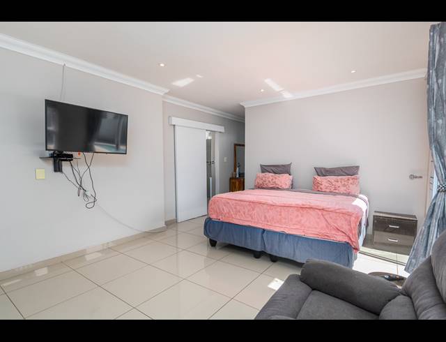 6 BEDROOM FREESTANDING TO LET IN TABLE VIEW